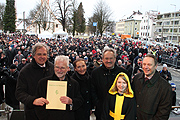 &Uuml;berreichung der Betriebserlaubnis auf dem Moosacher St. Martins Platz am 11.12.2010 (&copy;Foto: martiN Schmitz)